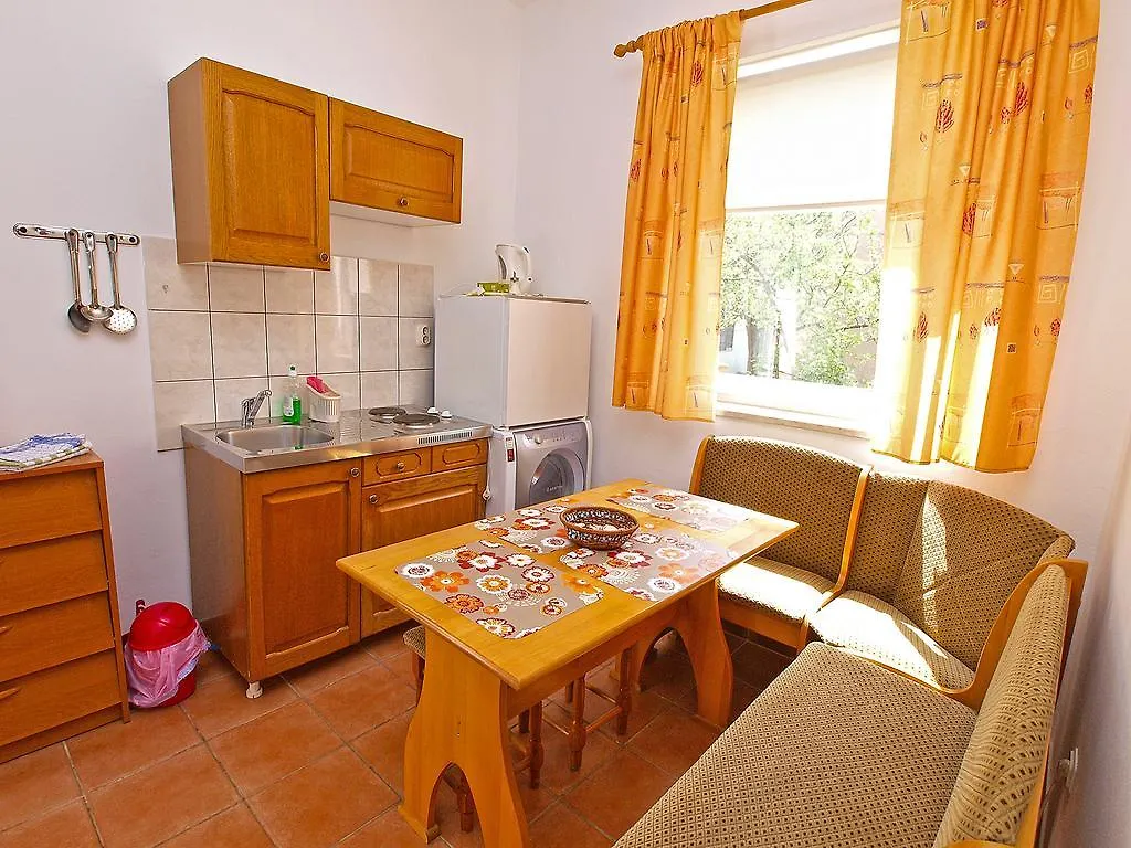 Apartments Yellow 114 Fazana 0*,