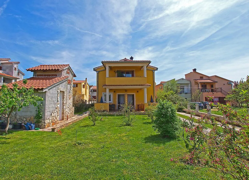 Apartments Yellow 114 Fazana Croatia